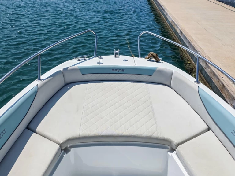 Louer Bateau à moteur avec ou sans skipper Salpa à Pula