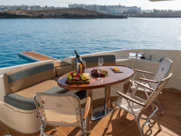 Louez un Azimut Azimut 62 à Ayia Napa