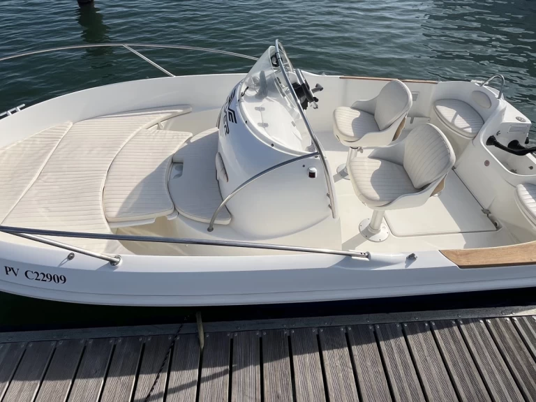Bateau à moteur à louer à Port Leucate au meilleur prix