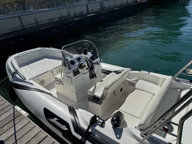 Location bateau Zar Zar 57 Classic Luxury à Annecy sur Samboat