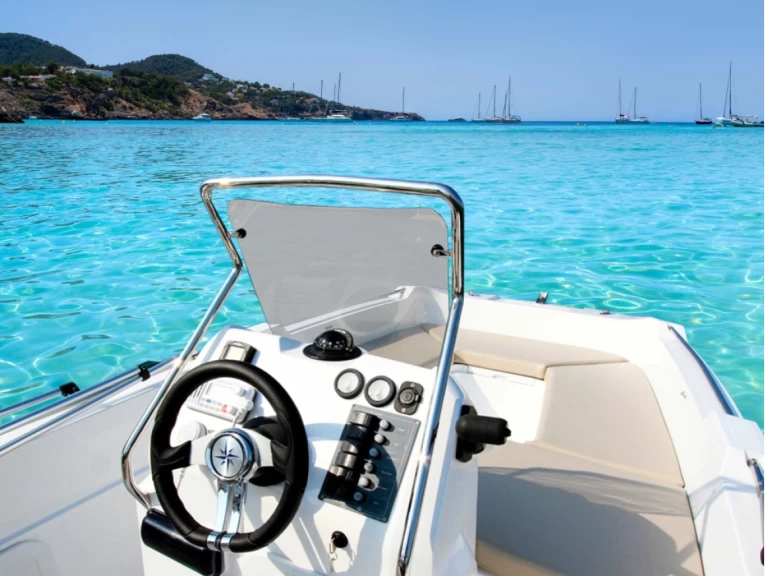 Bateau à moteur à louer à San Antonio Port au meilleur prix