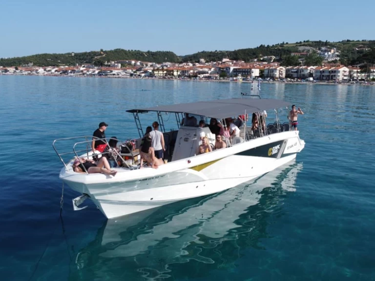Bateau à moteur à louer à Limáni Karrá au meilleur prix