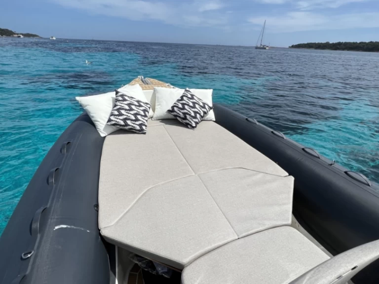 Louer Semi-rigide avec ou sans skipper Capelli à Golfe-Juan