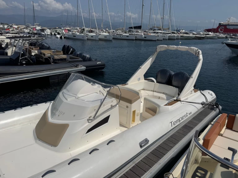 Location bateau Porto-Vecchio pas cher Tempest 1000 CC