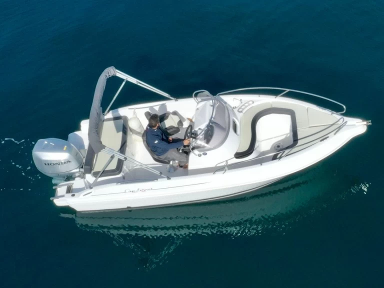 Bateau à moteur à louer à Ajaccio au meilleur prix