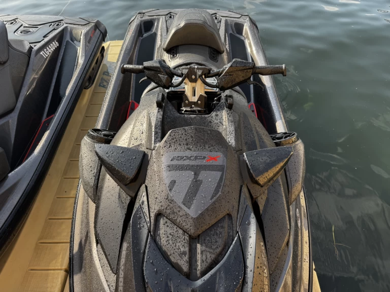 Location bateau Port Grimaud pas cher Sea-Doo RXP-X 300,