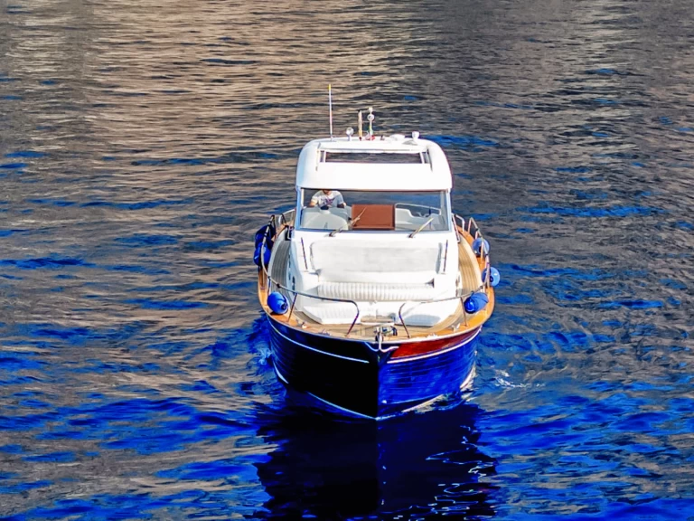 Bateau à moteur à louer à Massa Lubrense au meilleur prix