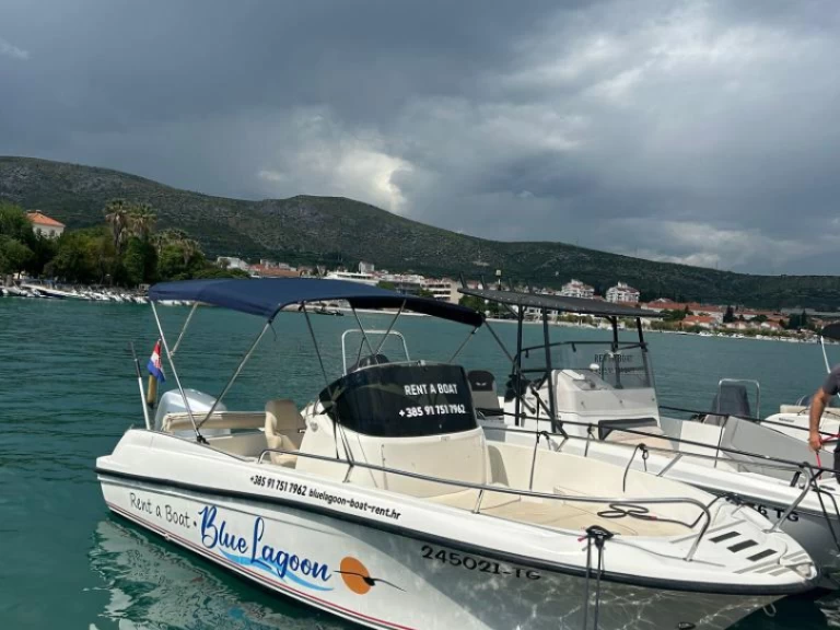Bateau à moteur à louer à Poljica au meilleur prix