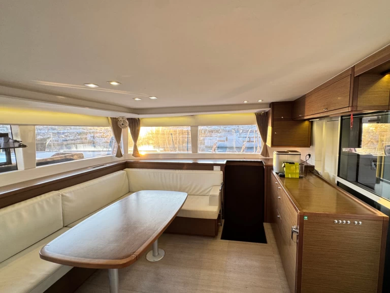 Catamaran à louer à Nikiána au meilleur prix