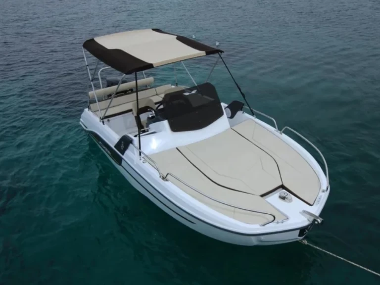 Louer Bateau à moteur avec ou sans skipper Jeanneau à Les Salins d'Hyères