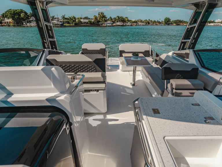 Location bateau Aquila Aquila 32 Sport à Saint-Raphaël sur Samboat