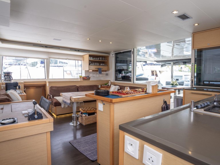 Catamaran à louer à Álimos au meilleur prix