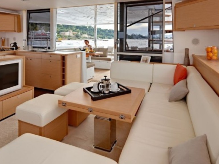 Louer Catamaran avec ou sans skipper Lagoon à Álimos