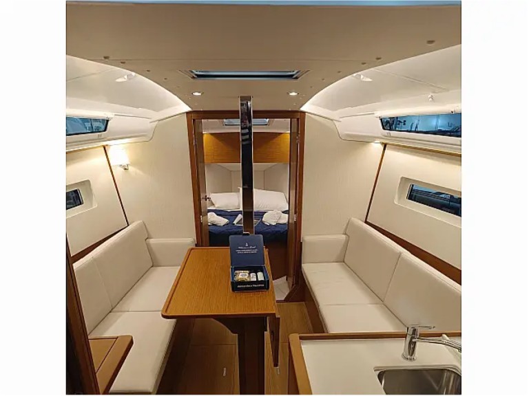 Location bateau Jeanneau Sun Odyssey 350 à Lávrio sur Samboat