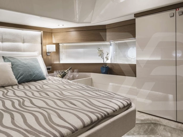 Cranchi Eco Trawler Long Distance 43 a louer à Marina de Portimão