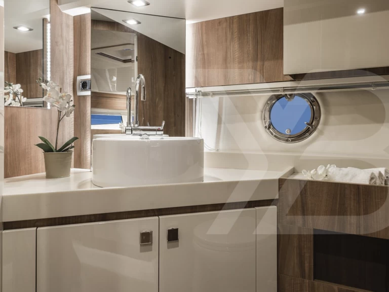 Louez un Cranchi Eco Trawler Long Distance 43 à Marina de Portimão