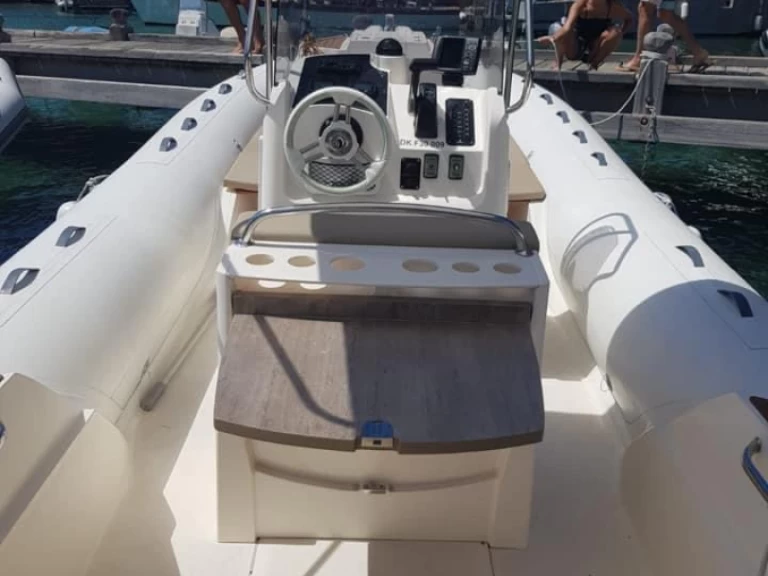 Louez un Capelli Tempest 700 Sun à Hyères