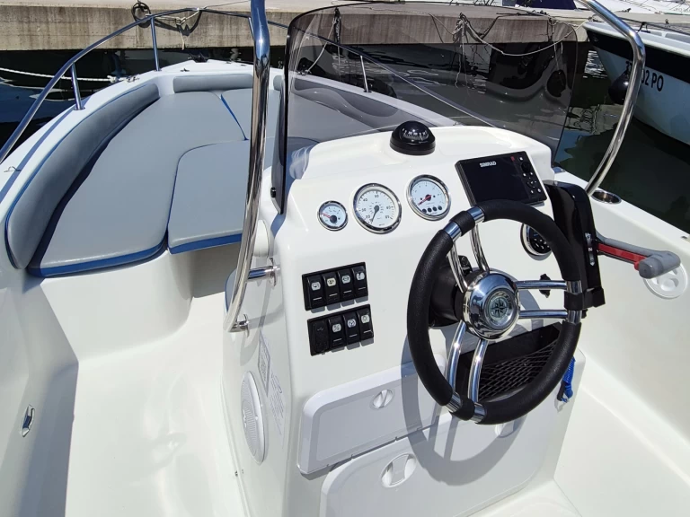 Bateau à moteur à louer à Červar-Porat au meilleur prix