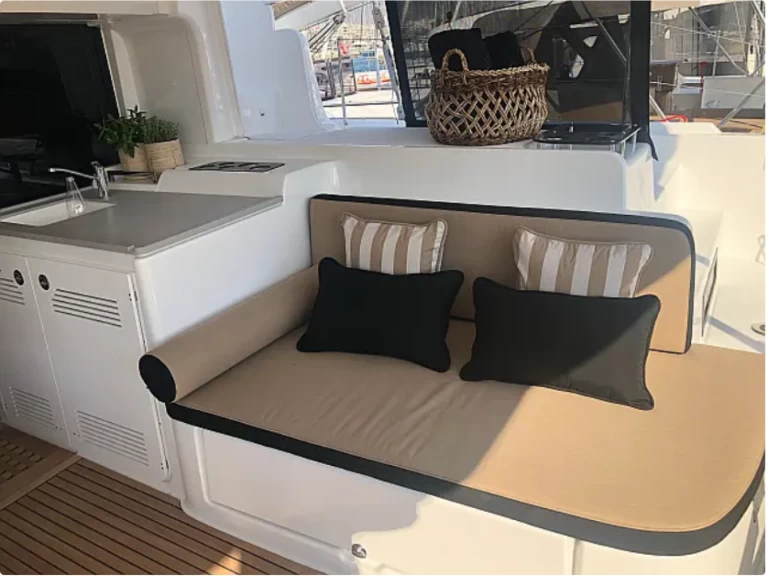 Louer Catamaran avec ou sans skipper Lagoon à Álimos