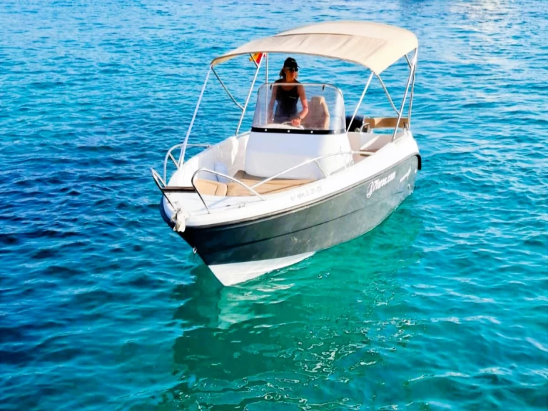 Location Bateau à moteur Polyester Yacht avec permis