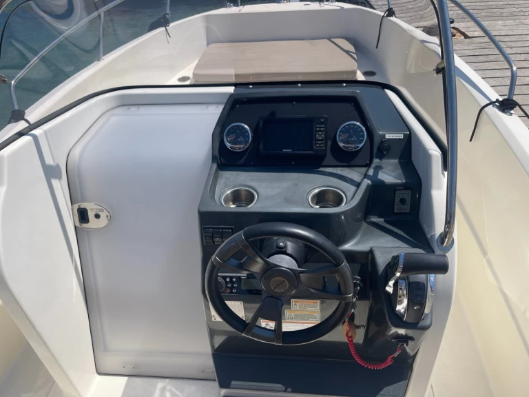 Quicksilver Activ 675 Open a louer à La Madrague