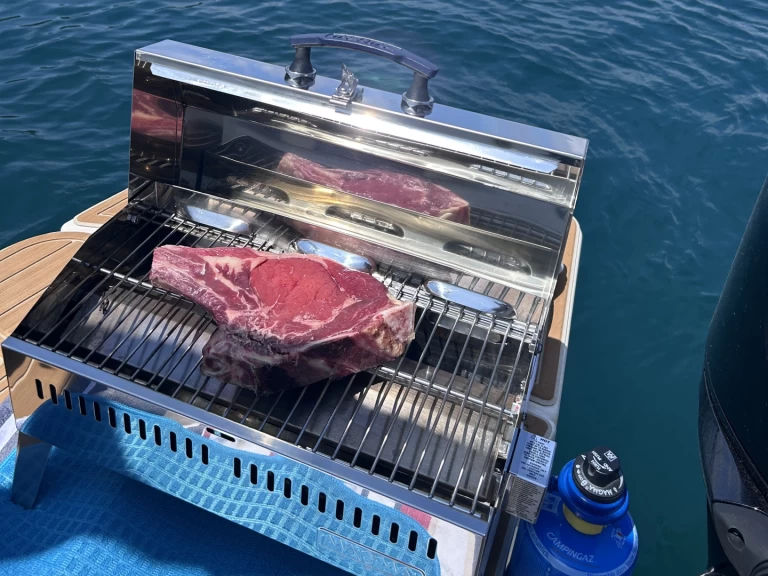 Location bateau Toulon pas cher Activ 755 Sundeck