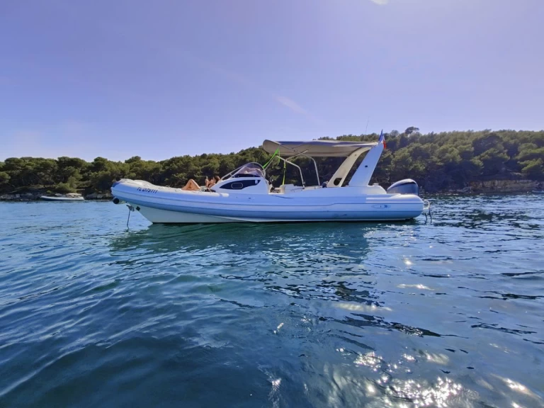 Semi-rigide à louer à Mandelieu-la-Napoule au meilleur prix