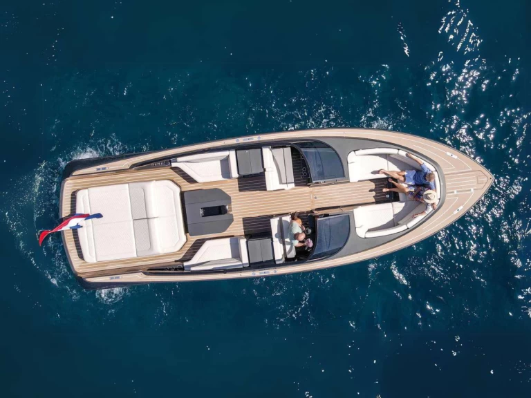 Bateau à moteur à louer à Antibes au meilleur prix