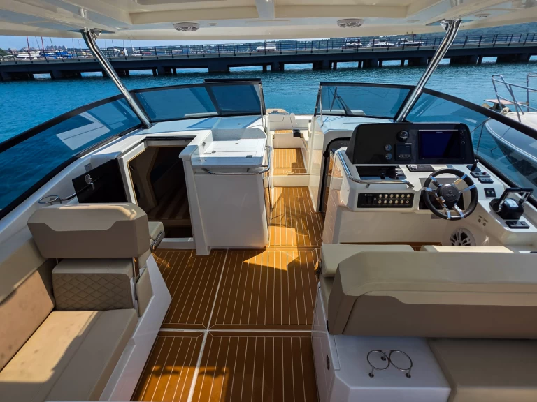 Bateau à moteur à louer à Pula au meilleur prix