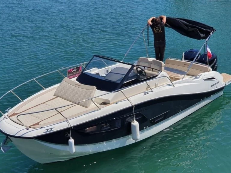 Bateau à moteur à louer à Juan-les-Pins au meilleur prix