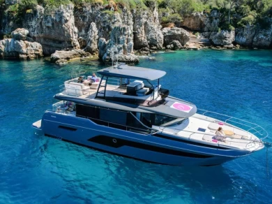 Luxury Yacht rental with or without captain Prestige Juan-les-Pins
