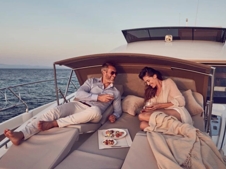 Louer Bateau à moteur avec ou sans skipper Prestige à Saint-Laurent-du-Var