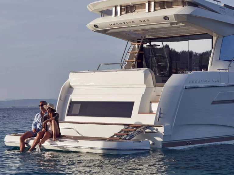 Louer Bateau à moteur avec ou sans skipper Prestige à Saint-Laurent-du-Var