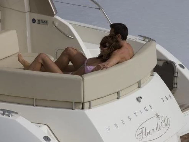 Louer Bateau à moteur avec ou sans skipper Prestige à Juan-les-Pins