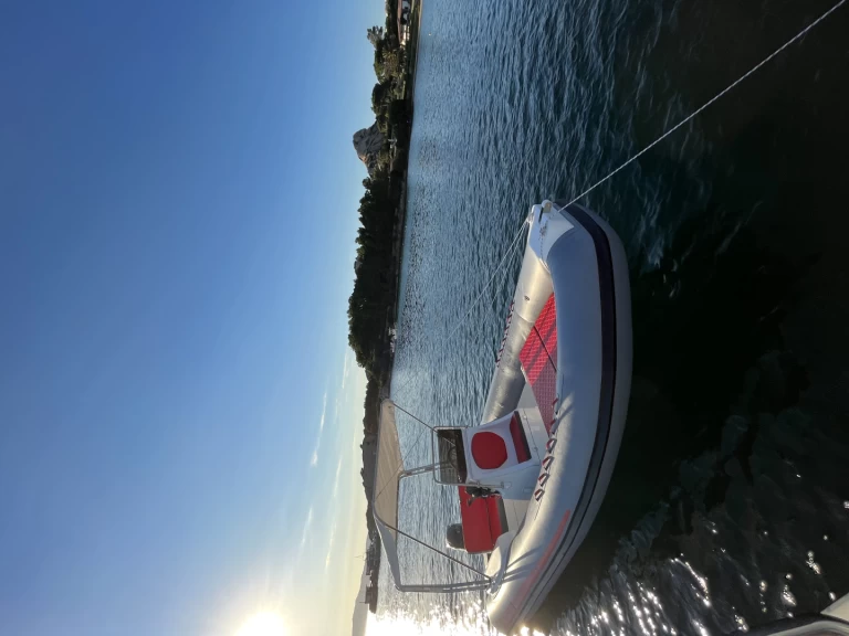 Semi-rigide à louer à Port of Cannigione au meilleur prix