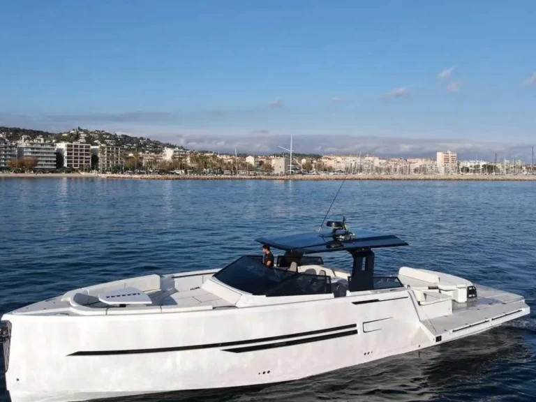 Location Bateau à moteur OKEAN avec permis