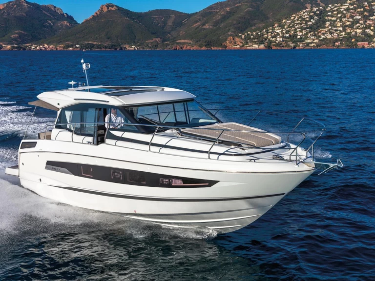 Location bateau Jeanneau NC 37 à Juan-les-Pins sur Samboat