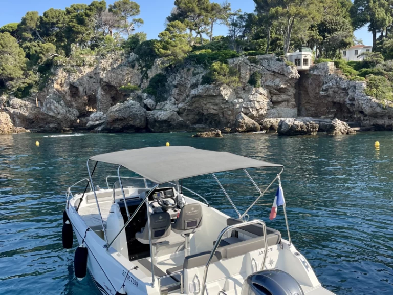 Location Bateau à moteur Jeanneau avec permis