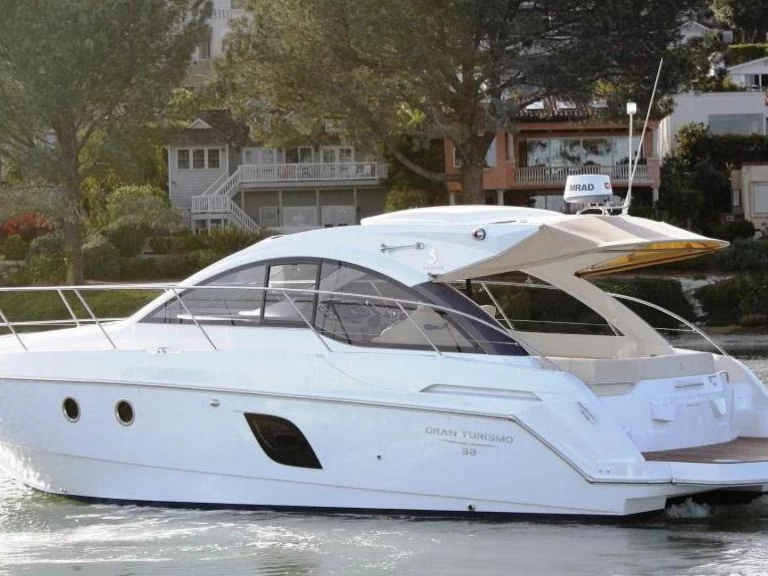 Louez un Gran Turismo 38 à Juan-les-Pins