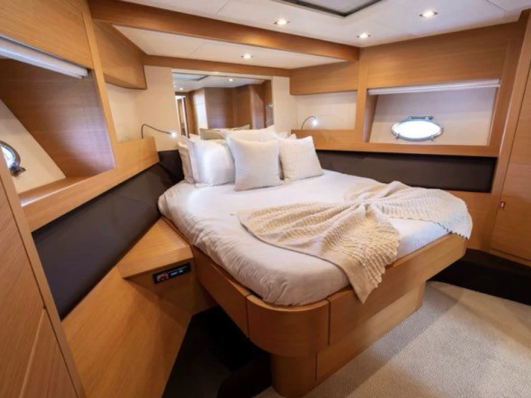 Louer Yacht avec ou sans skipper Pershing à Antibes