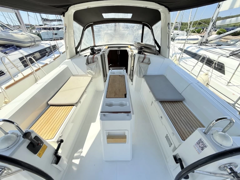 Bénéteau Oceanis 38.1 a louer à Sukošan