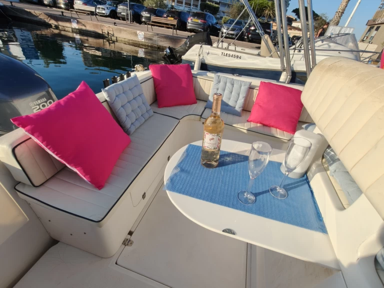 Louez un Tecnomariner Stealth Mithos  à Sainte-Maxime