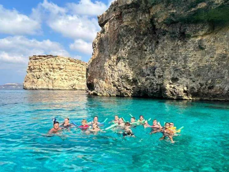 Bateau à moteur à louer à Ċirkewwa au meilleur prix