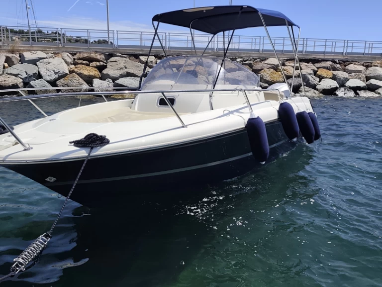 Louer Bateau à moteur avec ou sans skipper Jeanneau à Les Issambres