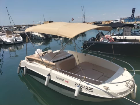 Location Bateau à moteur Remus avec permis