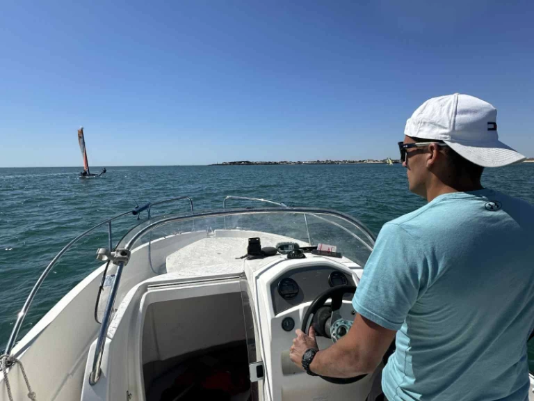 Location Bateau à moteur Jeanneau avec permis