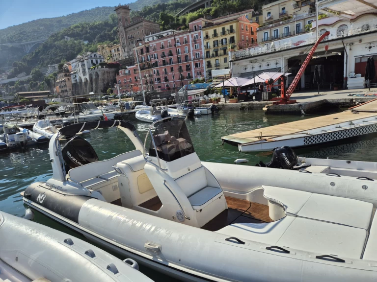Semi-rigide à louer à Porto Turistico Masuccio Salernitano au meilleur prix