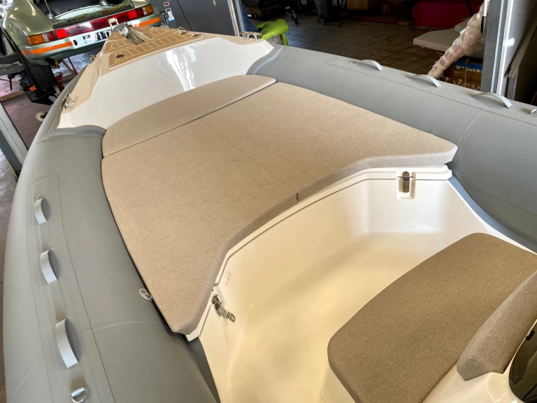 Semi-rigide à louer à Saint-Cyprien au meilleur prix