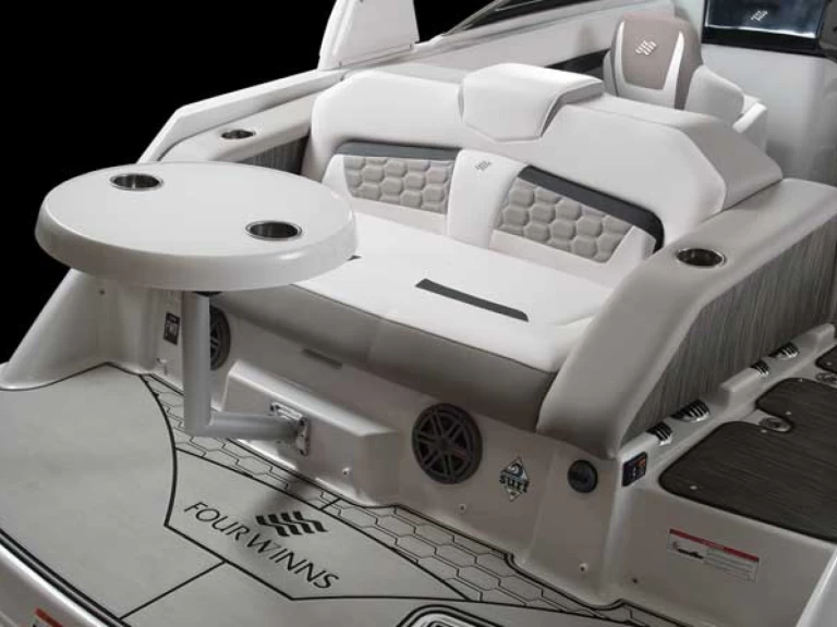 Location Bateau à moteur à Cannes - Cranchi Turchese 24