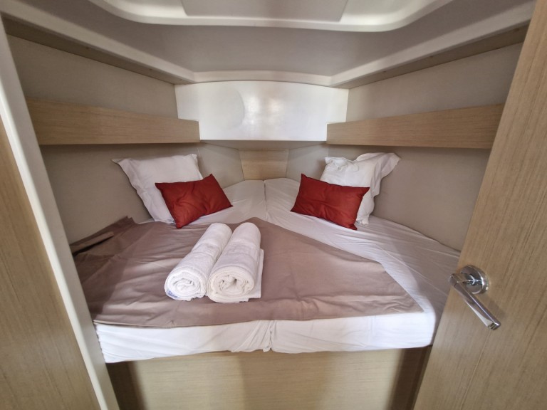 Location bateau Barcelone pas cher Oceanis 30.1